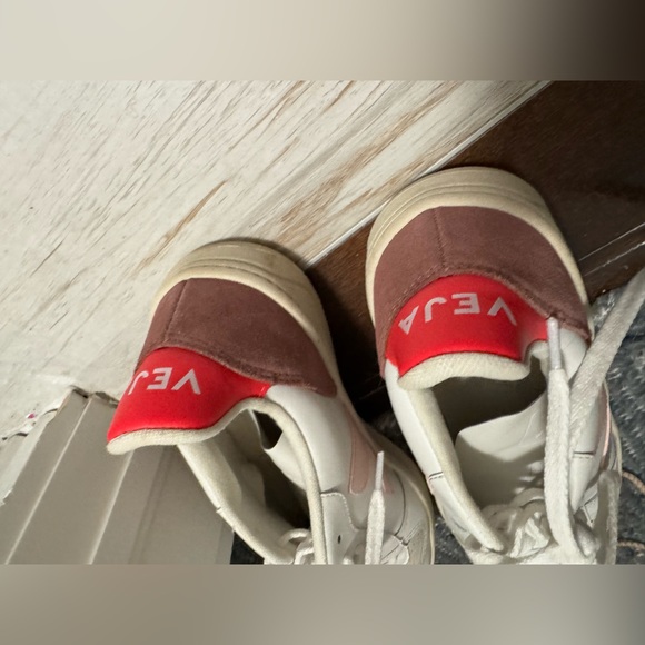 Veja v10 Women's White and Pink Sneakers - Picture 4 of 9